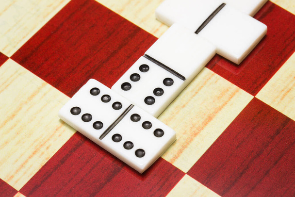 dados para jugar dominó primer plano en un concepto de tablero de ajedrez de juegos de mesa populares - Foto, Imagen
