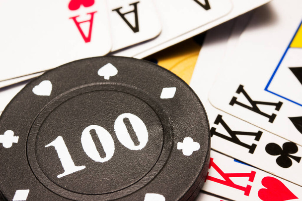 jeton de poker noir et combinaisons de cartes à jouer concept de gros plan de casino et de jeu - Photo, image