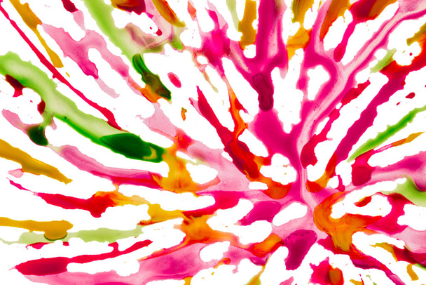 tache multicolore lumineuse peinte avec des peintures sur un fond blanc couleurs passionnantes concept art - Photo, image
