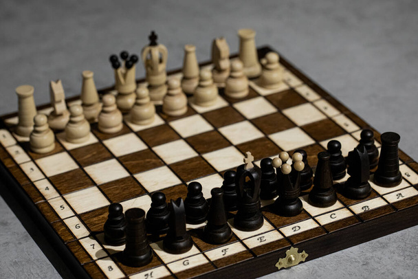 Σκάκι κομμάτια επί του σκάφους σε λάθος αρχική θέση. Ο βασιλιάς δεν είναι στο κελί του. - Φωτογραφία, εικόνα