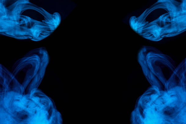 μπλε ατμού τσιγάρων ξένα μοτίβα σε ένα σκούρο φόντο αντικείμενα για την έννοια του σχεδιασμού του καπνίσματος - Φωτογραφία, εικόνα
