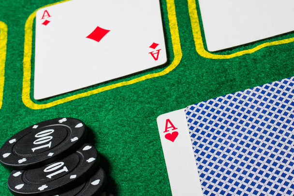 jogar cartas em uma tela de poker verde ao lado dele são negócios de fichas pretas e conceito de cassino - Foto, Imagem