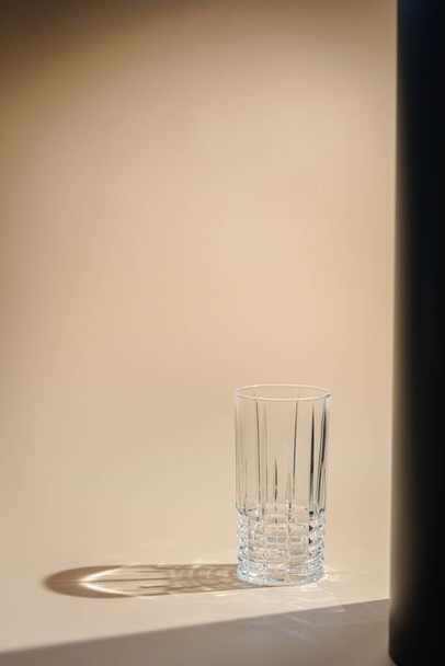 Glas werpt mooie schaduw - Foto, afbeelding
