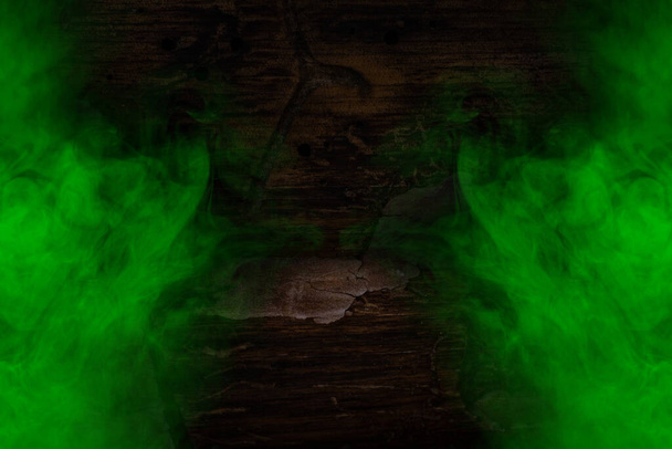 verde niebla mística brillante y gruesa cubierta de tronco de pino oscuro mística naturaleza concepto de fondo para el diseño - Foto, Imagen