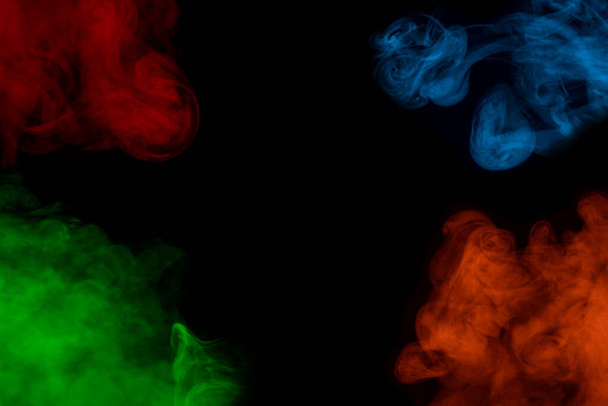 magiczne wzory wielobarwnych chmur oparów papierosów na ciemnym tle obiektów dla koncepcji projektowania palenia - Zdjęcie, obraz