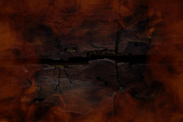 背景の端に炎で覆われた松の木の質感火と危険のデザインコンセプト - 写真・画像