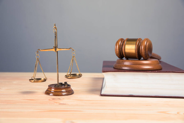 το σφυρί του δικαστή και οι κλίμακες στο τραπέζι - Φωτογραφία, εικόνα