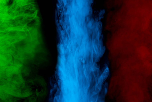 μπλε πράσινο και κόκκινο σύννεφο ατμού του τσιγάρου κλείστε μυστικιστικά σχέδια αφαίρεσης για το σχεδιασμό έννοια του καπνίσματος - Φωτογραφία, εικόνα