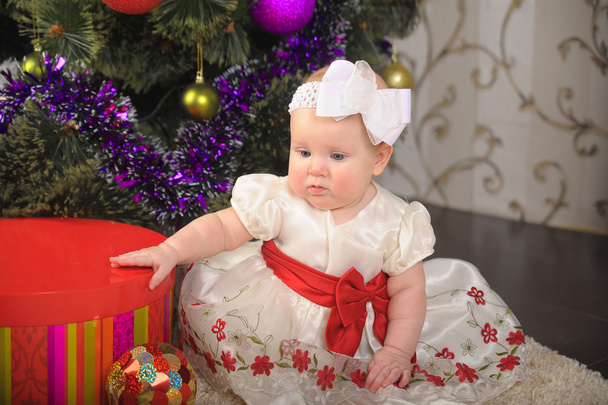 Baby girl and Christmas tree - Foto, Imagem
