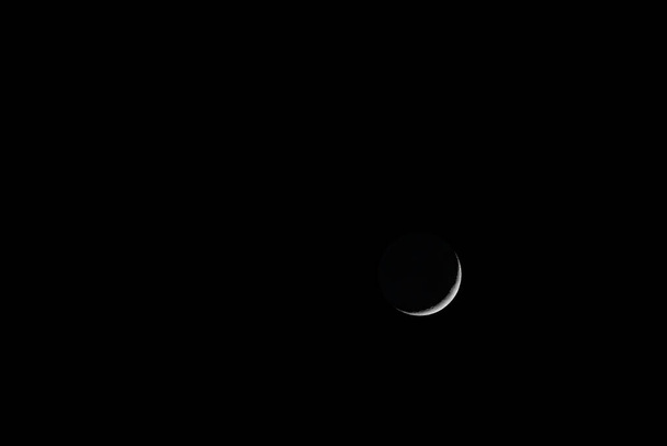 空の月の最初の4分の1 。到着月は新月から満月までの時間です. - 写真・画像