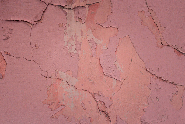 Υφή ροζ vintage τοίχου με ξεφλουδισμένα κομμάτια παλιού χρώματος - Φωτογραφία, εικόνα