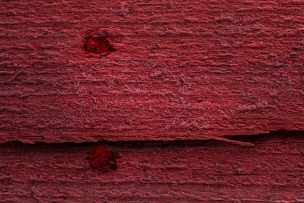 mysteriöse rote Holzstruktur mit nicht glatter Oberfläche und Metallnägel Nahaufnahme Hintergrund für Design - Foto, Bild