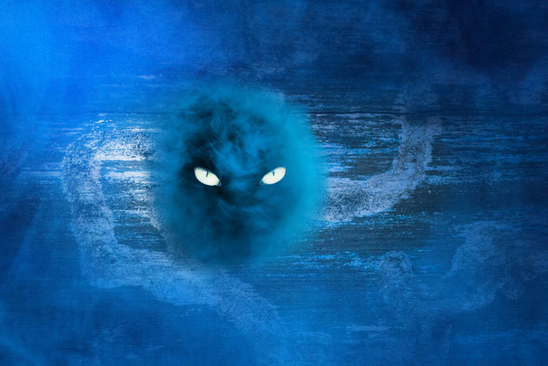 fantasma redondo de la niebla mística azul con ojos brillantes primer plano concepto de misticismo y halloween - Foto, Imagen