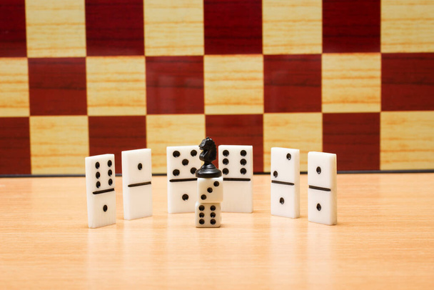 koń szachowy na kostkach i domino na szachownicy koncepcja tła popularnych gier planszowych - Zdjęcie, obraz