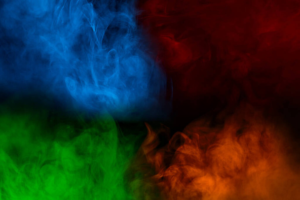mistyczne wzory wielokolorowe pary papierosów czarujące chmury niebieski czerwony pomarańczowy i zielony koncepcji palenia abstrakcji projektowania - Zdjęcie, obraz
