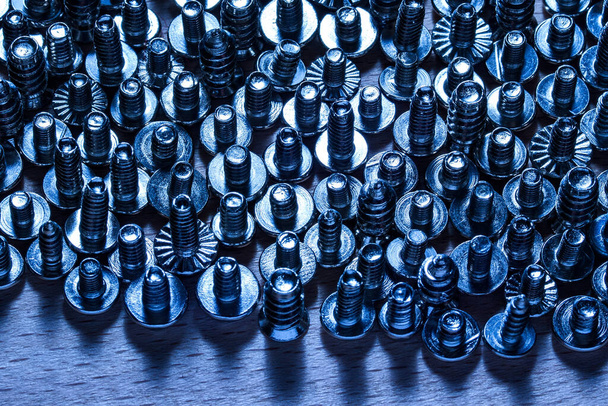 синя текстура маленьких монтажних гвинтів крупним планом концепція промисловості та інструментів
 - Фото, зображення