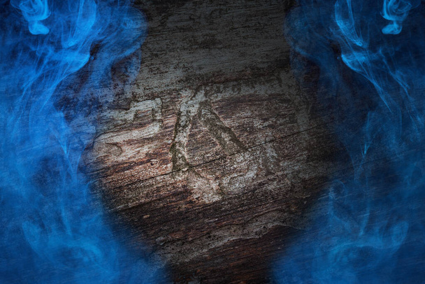 Rindenfreies Holz, an den Rändern mit blauem Nebel überzogen, mystische Abstraktion für die Halloween-Textur der alten Oberfläche des Stammes Nahaufnahme - Foto, Bild