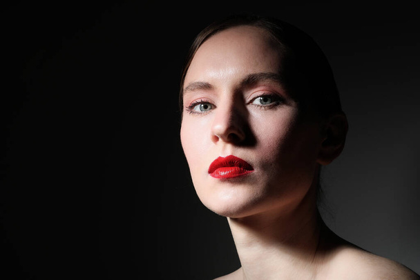 Beauty close-up portrait of young woman, posing over black background. - Foto, imagen