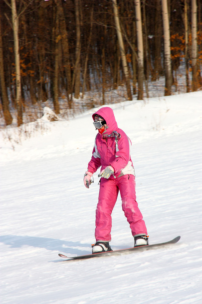 Приваблива молода жінка катається на лижах
 - Фото, зображення