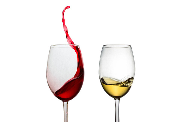 twee glazen verschillende wijnen wit en rood spannende uitbarstingen van objecten voor het ontwerp van het concept van alcohol - Foto, afbeelding