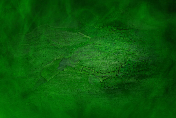 κορμός πεύκου καλυμμένος με φωτεινά πράσινα μυστηριώδη μοτίβα ομίχλης στο φλοιό ενός φυτού δάσους φόντο για το σχεδιασμό άγριας ζωής και αποκριών έννοια - Φωτογραφία, εικόνα