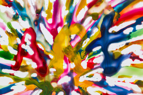art mot écrit en aquarelles multicolores sur un concept de blob lumineux de la créativité - Photo, image