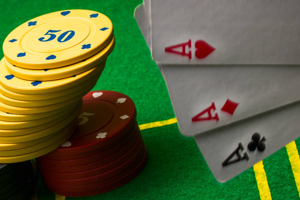 Parlak poker fişleri sütunları ve kumarhane ve kumar konsepti - Fotoğraf, Görsel
