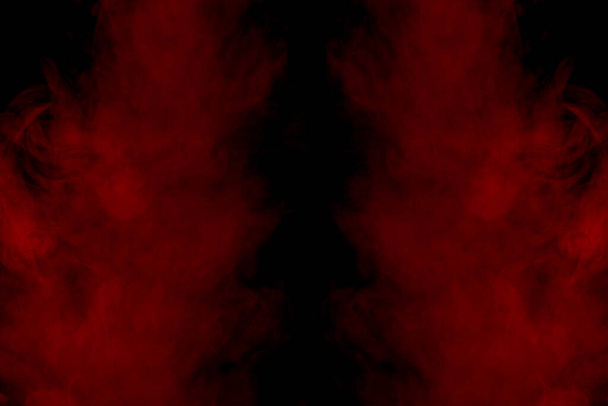 κόκκινα σύννεφα του ατμού του τσιγάρου σχηματίζεται ένα μυστηριώδες μυστικιστικό μοτίβο σε ένα σκοτεινό φόντο γοητευτική ατμόσφαιρα αφαίρεσης για το σχεδιασμό - Φωτογραφία, εικόνα