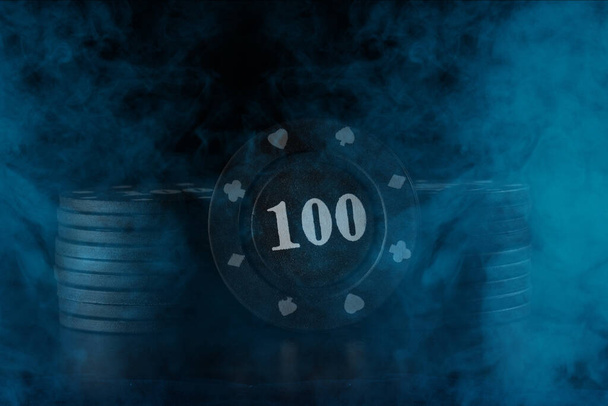μαύρο μάρκες πόκερ σε ένα θολό ατμό τσιγάρων close up επιχείρηση και καζίνο έννοια - Φωτογραφία, εικόνα
