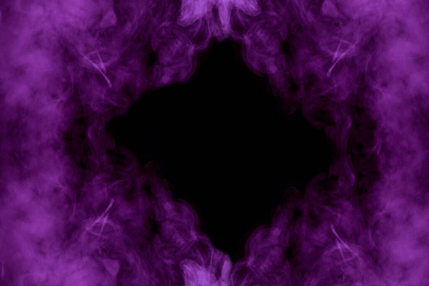 fantasmal púrpura nube marco de un misterioso humo de cigarrillo en un concepto de fondo oscuro de fumar abstracción para el diseño - Foto, imagen