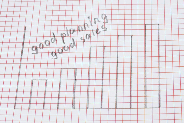 gráfico de crescimento desenhado a lápis sobre um pedaço de papel com uma inscrição em inglês good planning good sales business concept - Foto, Imagem
