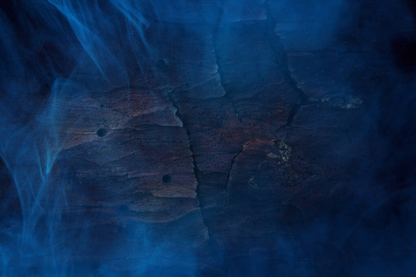 corteccia scura incrinata di pino coperto di blu sfondo nebbia spettrale per il concetto di design della natura mistica - Foto, immagini