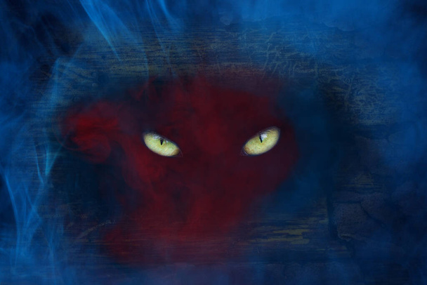 červenomodrý duch se žlutýma zářícíma očima mysticismus a halloween koncept - Fotografie, Obrázek
