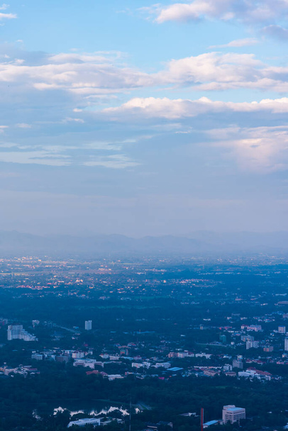 image de la province de Chiang Mai, Thaïlande la vieille ville après une journée de pluie avec vue sur le bâtiment couvert de brouillard depuis un endroit à angle élevé. (verticale) - Photo, image