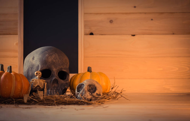 Vintage-Ton Bild von Halloween-Kürbis variieren Ornament und Kreide auf Holztisch mit Holzhintergrund. - Foto, Bild