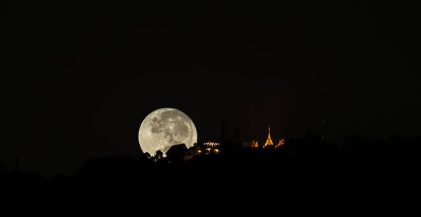 sylwetka strzał obraz wielkiego księżyca na wat Wat Phra, że świątynia Doi Suthep, Chiang mai, Thiland. - Zdjęcie, obraz