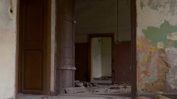 interior de uma casa abandonada na Polónia  - Filmagem, Vídeo