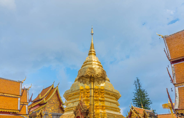 obraz památkové buddhistické pagody v chrámu Wat Phra That Doi Suthep, Chiang mai, Thiland. - Fotografie, Obrázek
