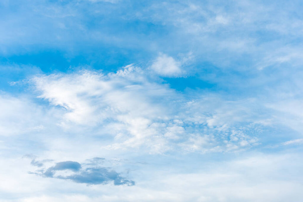afbeelding van blauwe lucht en witte wolk op dag tijd voor achtergrondgebruik. (horizontaal). - Foto, afbeelding
