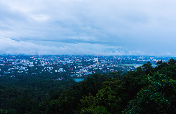 longue exposition panorama image prise de la province de Chiang Mai, Thaïlande la vieille vue de la ville de haut angle sur l'heure du matin. - Photo, image
