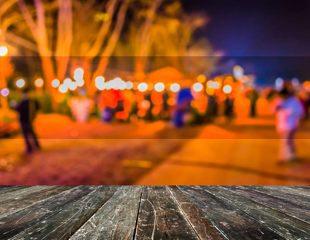 Abstrakcyjny obraz nocnego festiwalu na rozmytym tle ulicy z bokeh. - Zdjęcie, obraz