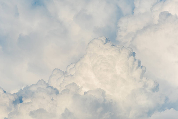 Arkaplan kullanımı için mavi gökyüzü ve beyaz bulutun gündüz görüntüsü. - Fotoğraf, Görsel