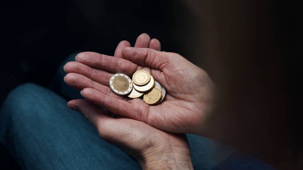 Стара жінка рахувала монети в її зморщених руках. крупним планом
 - Фото, зображення