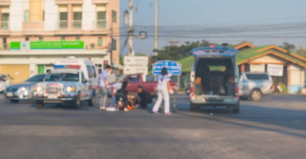 размытие изображения аварии на дороге с спасательной командой на заднем плане. - Фото, изображение