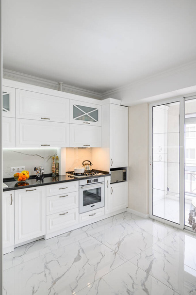 Ylellinen valkoinen moderni keittiö sisustus - Valokuva, kuva