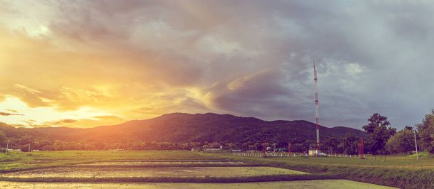 vintage toon Panorama beeld van schoonheid zonnige dag op het rijstveld met Agrometeorologisch station en berg op de achtergrond op de avond tijd in Doi Suthep Chiang Mai, Thailand. - Foto, afbeelding