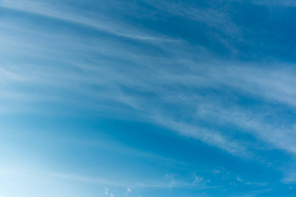 afbeelding van blauwe lucht en witte wolken op dag tijd voor achtergrondgebruik. - Foto, afbeelding