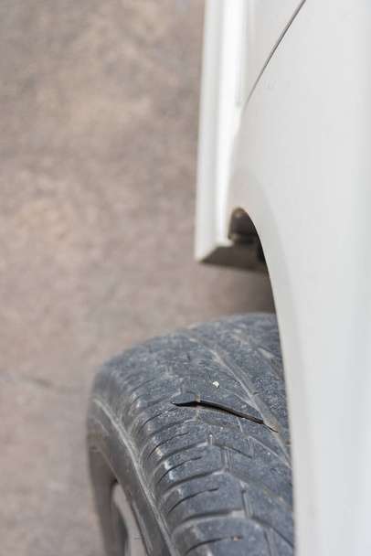 imagem de pneu de dano para ver buraco profundo na superfície da roda. - Foto, Imagem