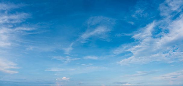 Panoramabild des blauen bewölkten Himmels am Tag zur Hintergrundnutzung. - Foto, Bild
