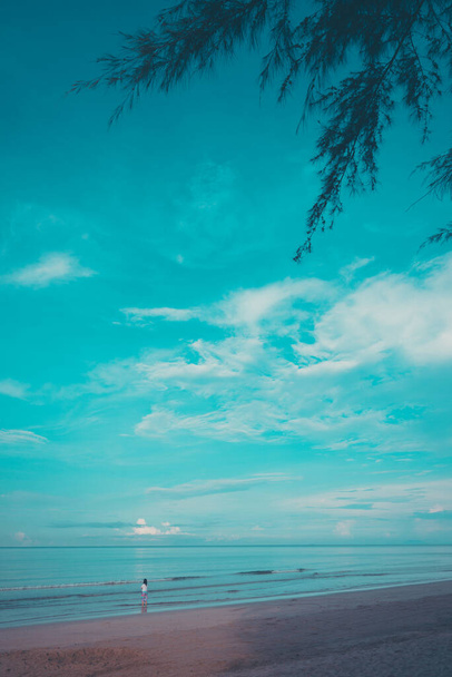 vintage sävy minimalistinen tyyli kuva ihmisistä merellä päivällä taustakäyttöön. (pystysuora) - Valokuva, kuva